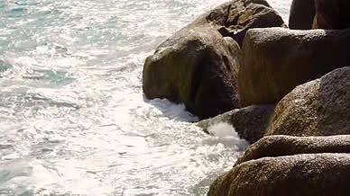 4k实拍夏日海浪拍打礁石风光空镜头视频的预览图